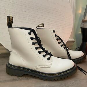 NWOT White Dr.Martens Luana 8US L